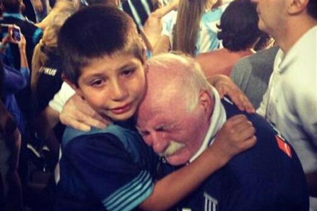 LANACION's tweet photo. La foto más emotiva del campeonato de Racing que explotó en las redes sociales http://t.co/dBt8e1oZNK http://t.co/URIdw4aTrv