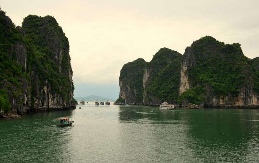 MediasetTgcom24's tweet photo. Baia di #Halong: una delle sette meraviglie naturali e luogo leggendario del #Vietnam
>>http://t.co/m1u1EODyVo<< http://t.co/bVqdHxz64T