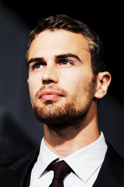 Hoy cumple 30 años mi amor platónico Te amo Theo James and HAPPY BIRTHDAY!   