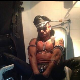 barebearz's tweet photo. “@AleTedescoXXX: I love to fuck dressed in leather!!! http://t.co/poriSunrKY”#mmmyeahyeah