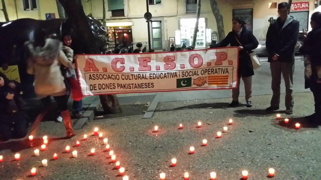 neusbonet's tweet photo. Concentració suport a famílies víctimes #peshawar amb Huma Humsheed, #ACESOP i companys @pscbarcelona http://t.co/lkvLJJ1nEN
