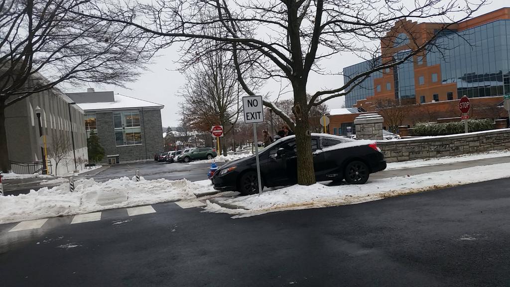 biancaowens's tweet photo. Come out of my exam and my car was just chillin on the sidewalk #ItsATransformer #IsThisAJoke #QuitPlayin http://t.co/iyHtSYYKLp