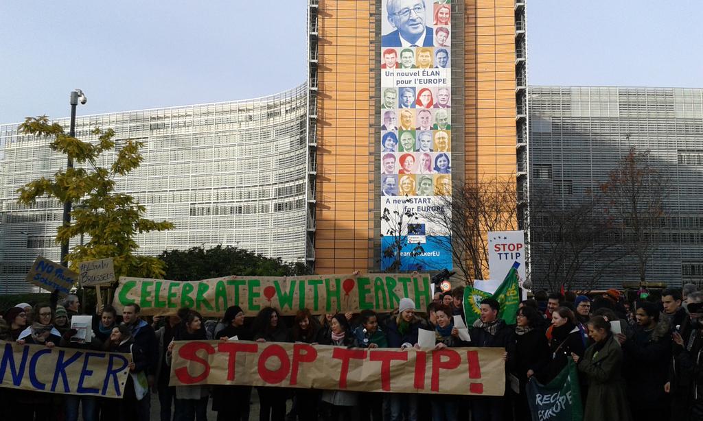 AlbertBlay's tweet photo. @FYEG Action in front of the European Comission against #TTIP and #CETA #AlterCOP20 #StopTTIP #GoGreen http://t.co/EmLTZJTnnO