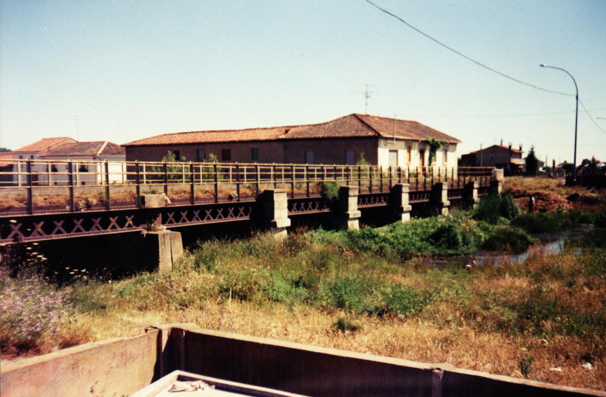 Turcia_Orbigo's tweet photo. Una reliquia fotográfica... antiguo puente sobre el río Barbadiel. http://t.co/B5qw6iefNT