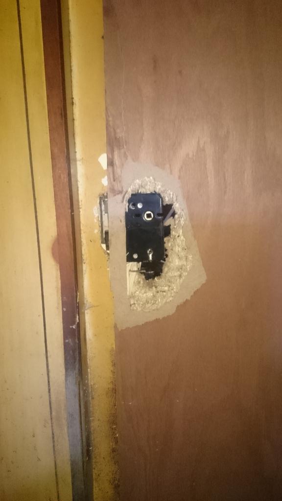 2ndcitylocks's tweet image. Somedays I just despair with what I find people pay a 'locksmith' to do.  Found this hiding behind a kickplate,