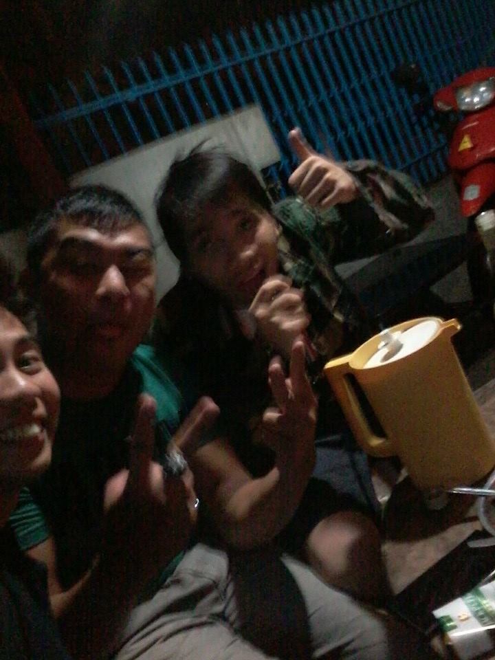 carlotudio10's tweet photo. wasted night with my best buddies.. :) not sure how we got this photo.. haha..
#TyphoonRuby
#FiestaFunTime
#hangover http://t.co/T4mCkJoz8L