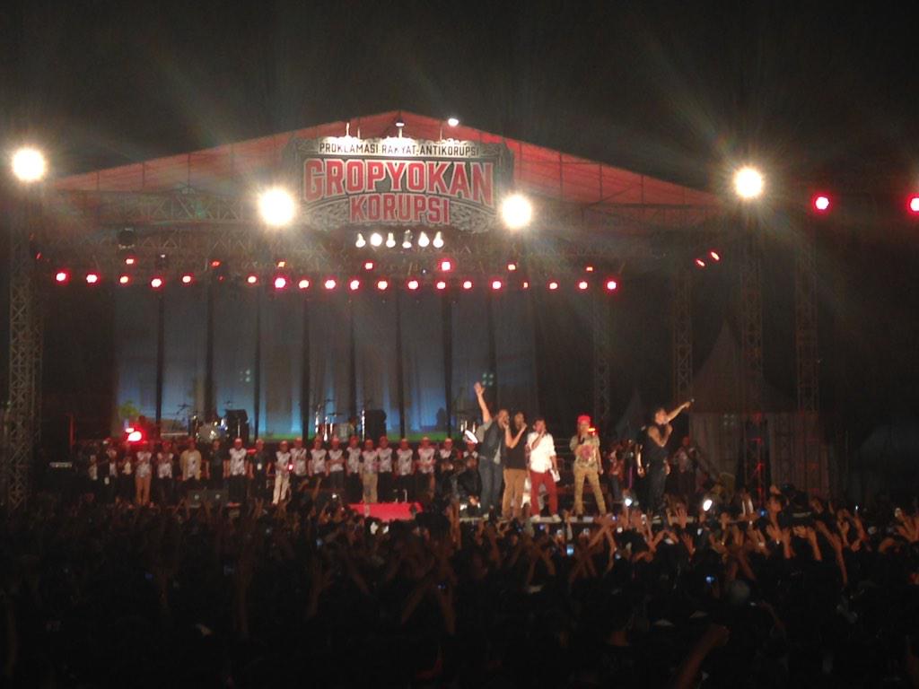 jalanbhakti's tweet photo. Merinding! 12 ribu orang lebih menyanyikan lagu Padamu Negeri! #GropyokanKorupsi http://t.co/NC7GnekndJ @jujurbarengan