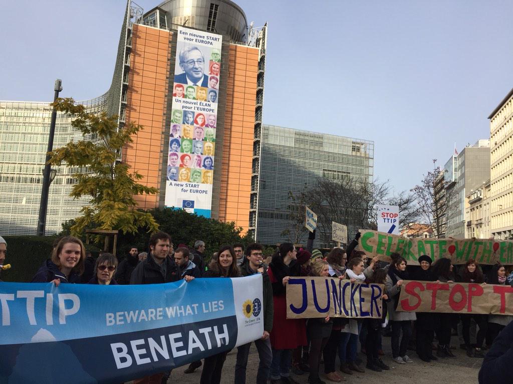 moritzheuberger's tweet photo. Zurück vom #altercop20 Seminar der @FYEG. Zum Abschluss zu einer #StopTTIP Demonstration am Geburtstag von @JunckerEU http://t.co/uPYwap4yA1