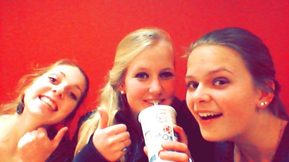 Liees_'s tweet photo. @maaikewinkel @hannekeereincke 😂😂 lieveerds 💕 http://t.co/0v9MMw00cI