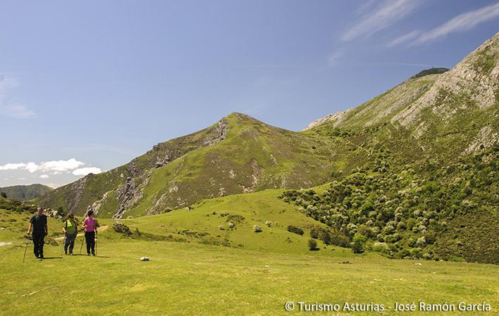 TurismoAsturias's tweet photo. Los paisajes de montaña hacen que las rutas en Asturias sean una experiencia única http://t.co/Br9pB3iboP http://t.co/6KrMaLpj1U