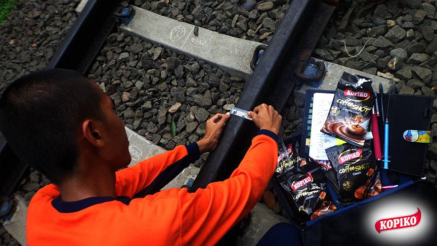 Bayu_X_'s tweet photo. @rimmaandriyani @nitasanda @JolieLilis #STAYFOCUS in Railways Inspection !! u/ keselamatan @KopikoCandyID #DWP2014 http://t.co/muPhHfAUfZ