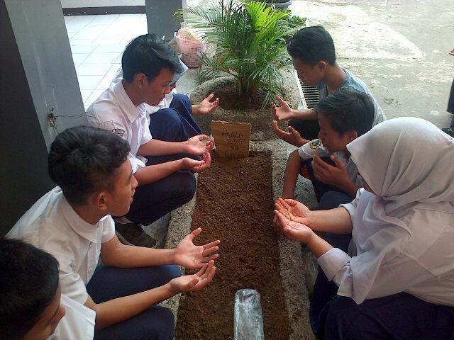 ChongEverywhere's tweet photo. Kelakuin anak IXH wkwkwk http://t.co/XPZ5RxAsiw