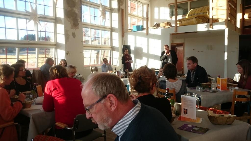 ModeratErik's tweet photo. Många företagare lär sig mer om minglande och Ahlafors bryggerier på dagens lunchmöte på Spinneriet i Alafors. http://t.co/rk2hy5zYLl