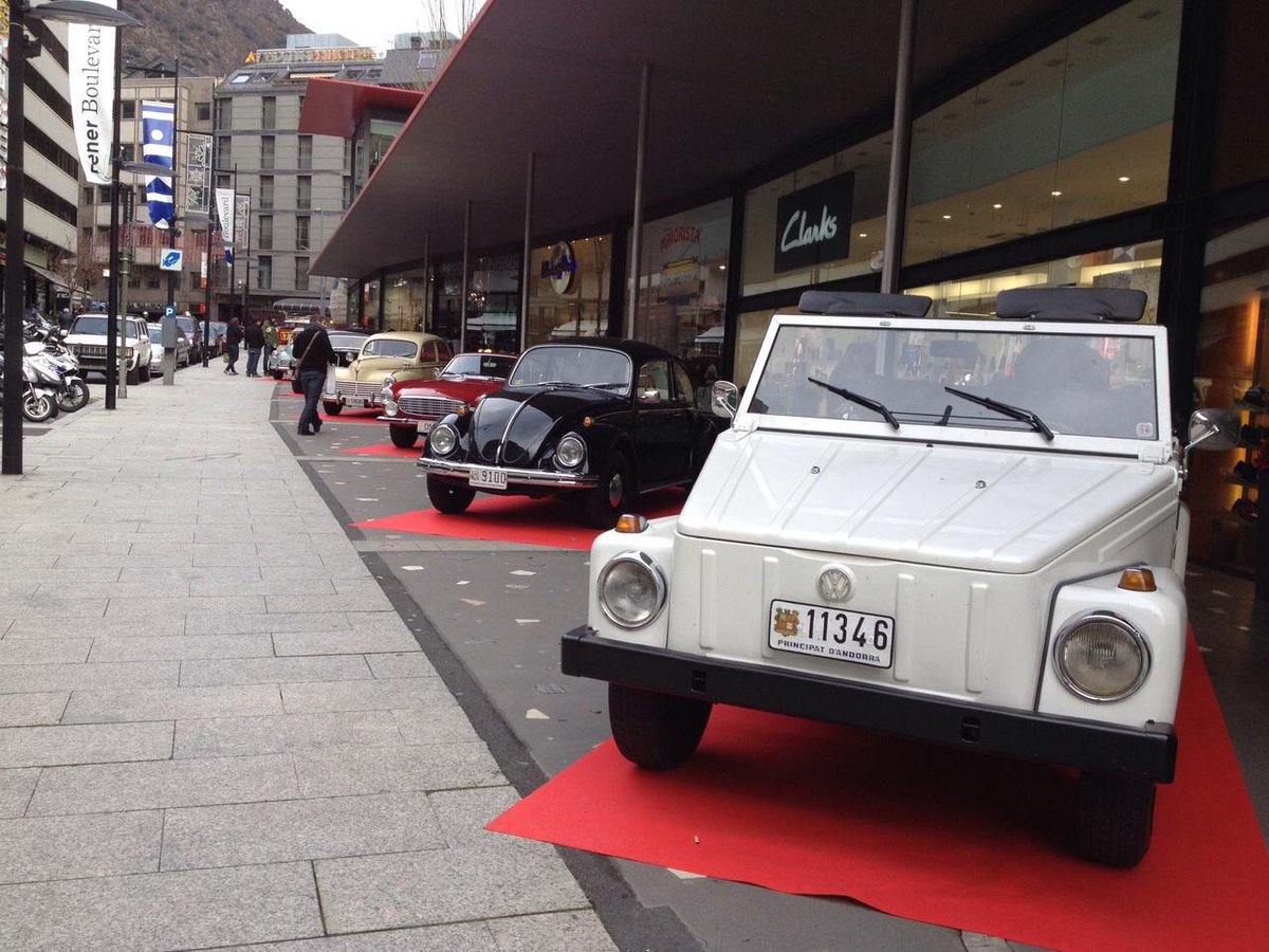 FenerBoulevard's tweet photo. El cap de setmana vam celebrar una exposició de cotxes d'època (entre els anys 50 i 80) a @FenerBoulevard http://t.co/perQcV98OW
