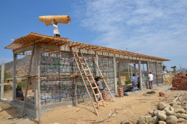 ayudaenaccion's tweet photo. El Ecomuseo de Chaparrí (Perú) se ha construido con “ecoladrillos”, botellas de plástico y residuos inorgánicos http://t.co/HwdSTC5e5D