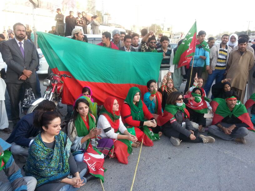 MujtabaSharf's tweet photo. PTI rawalpindi and islamabad protesting against punjab govt &amp; police
#terroristPmln #ShutDownToRebuild http://t.co/VwhKhlVLJS