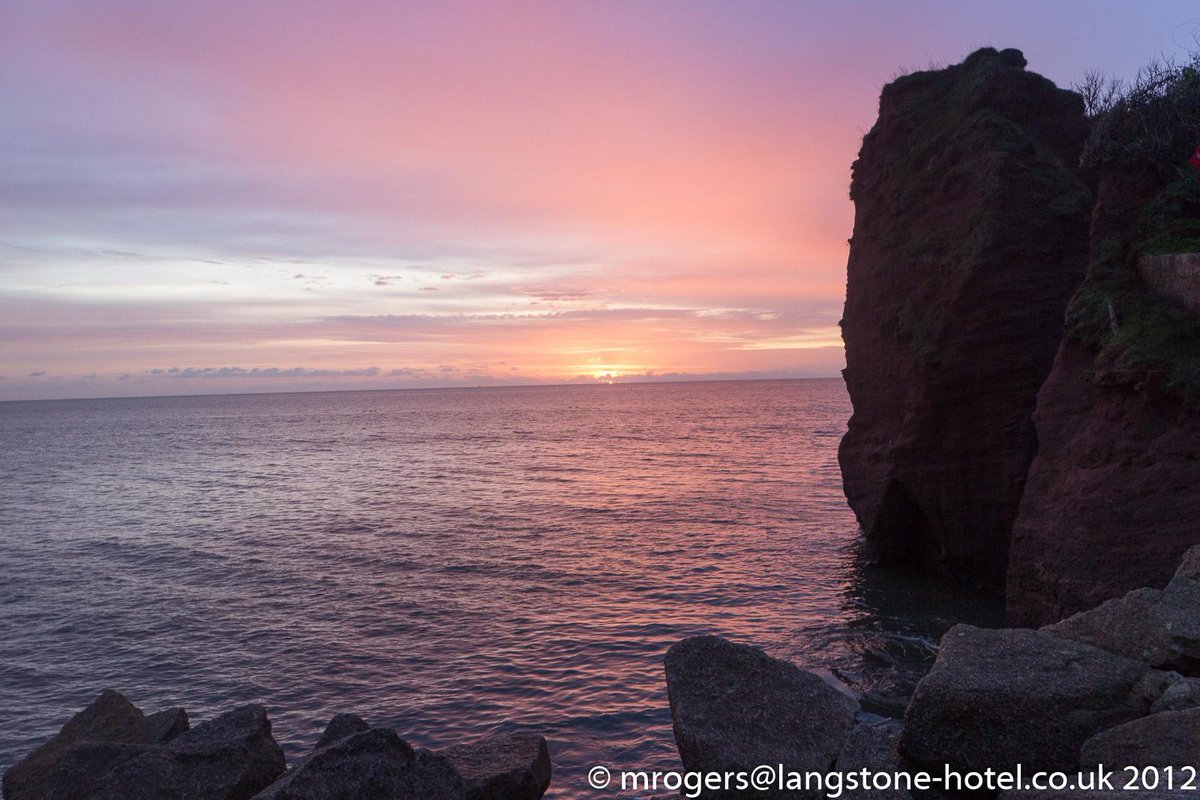 MarkatLangstone's tweet image. Beautiful colours in the sky at Langstone Rock, Devon as the sun rises this morning #Beach #Sunrise #LangstoneRock