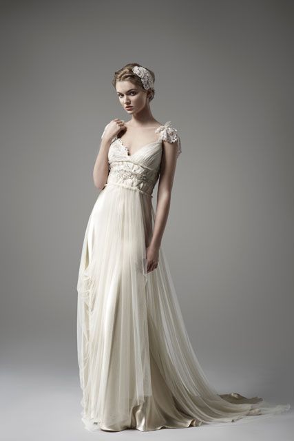 This bridal gown from <a href="/PallasCouture/">Pallas Couture</a> is so pretty! #wedding #bridal