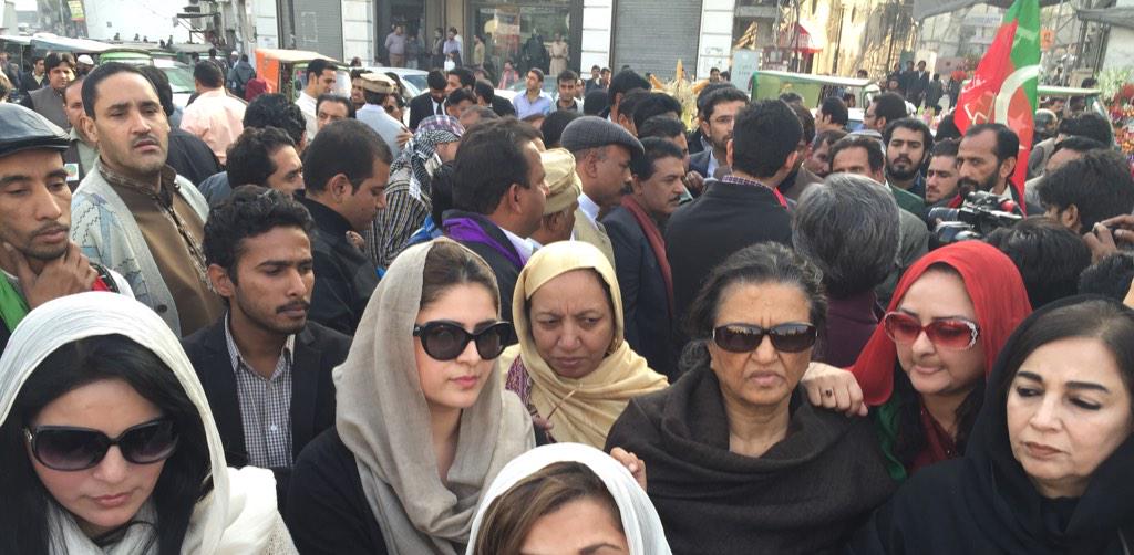 SarahAhmad_CPWB's tweet photo. PTI protest in Lahore against brutal murder of our worker #FaisalabadLockDown @PTIofficial @PTIMEDIA #TerroristPMLN http://t.co/f6IGeeDFjF