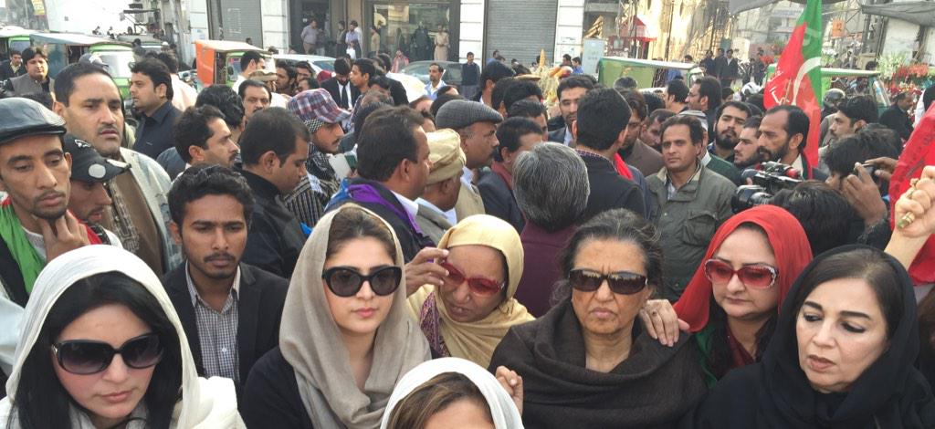 SarahAhmad_CPWB's tweet photo. PTI protest in Lahore against brutal murder of our worker #FaisalabadLockDown @PTIofficial @PTIMEDIA #TerroristPMLN http://t.co/f6IGeeDFjF