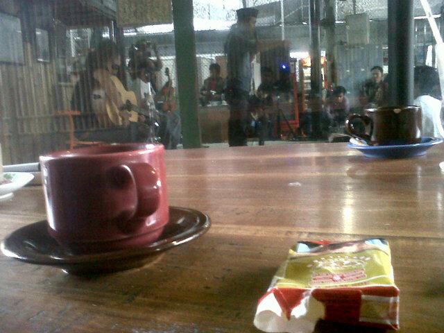 <a href="/CandraMalik/">Candra Malik</a> Walau lewat layar kaca, rasa tetap tak terbantah #ngopi <a href="/Tjangkir13/">kedai tjangkir</a> suwun gus