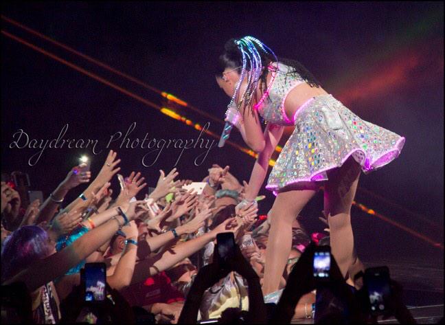 mythoughts8's tweet photo. #reachinghands @katyperry #daydreamphotography #PrismaticWorldTour #Melbourne http://t.co/mJrAcqZ3QN