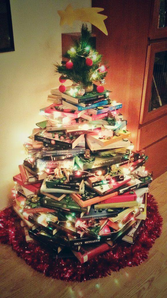 MrGraysSadness's tweet photo. En mi casa leemos poco, ¿verdad? #ChristmasTree http://t.co/msij7iO5pi