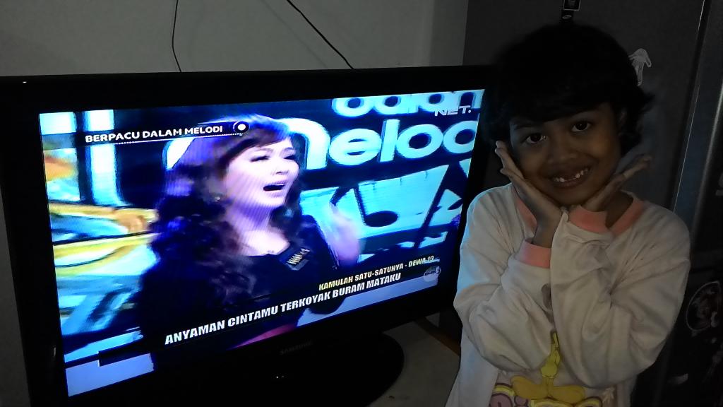 indri_irt's tweet photo. Warna warni bangett nih bajunya om david, suka deh, maju terus berpacu dalam melodi #netmiliuner_1 http://t.co/MQ138zYVIx