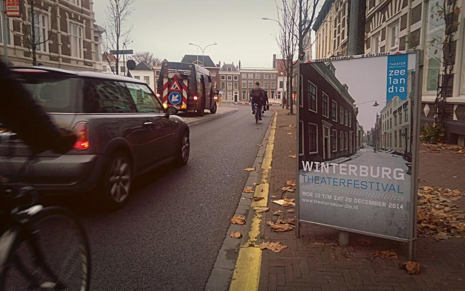 esbreclame's tweet photo. Winterburg theaterfestival campagne in Middelburg. #driehoeksborden #ESB http://t.co/F1Y1G0FCns
