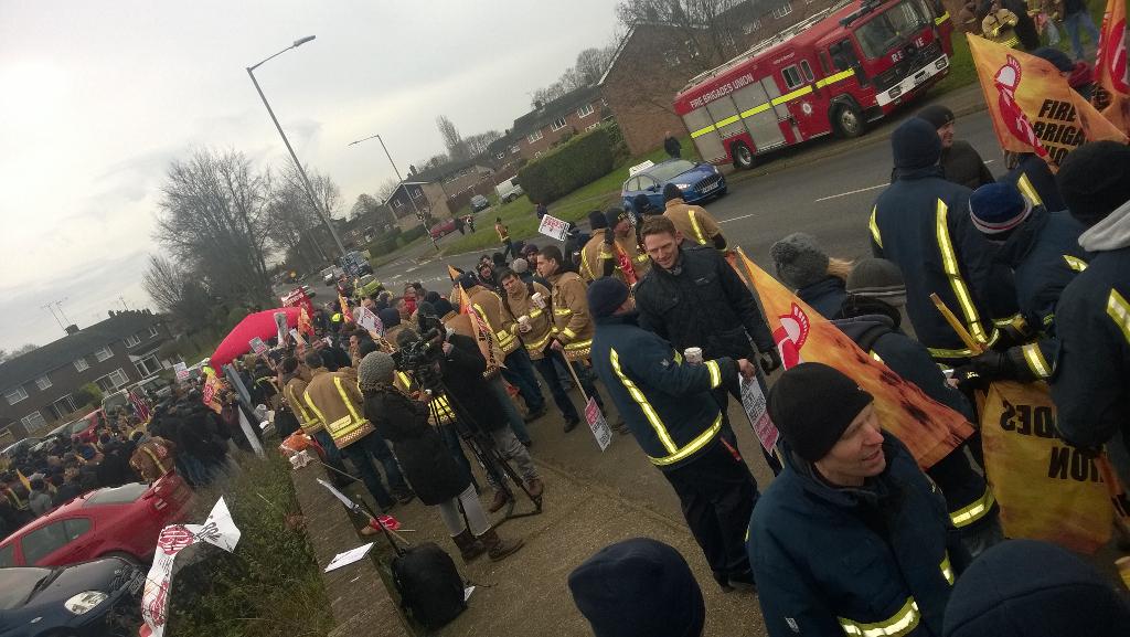 FBUCleveland's tweet photo. @EveningGazette @FBUBucks ... @FBUCleveland members forming up at FBU Demo in Aylesbury.. #ReinstateRicky http://t.co/fEbnQE4t1t