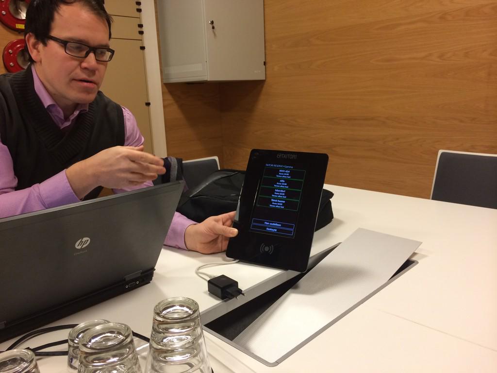 Kimmo_Haapea's tweet photo. @MiktechFI @niittuaho Loistava #IoT ratkaisu tehostamaan mm neukkareiden tilavarauksia. Kiitos esittelystä @Perttuah http://t.co/JFSt6k8yHi