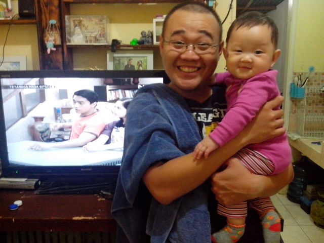 jerry_ai's tweet photo. @netmediatama buru-buru mani buat ntn "tetangga masa gitu" sambil gendong anak #netmiliuner_2 clue E http://t.co/7rZcuuQ050