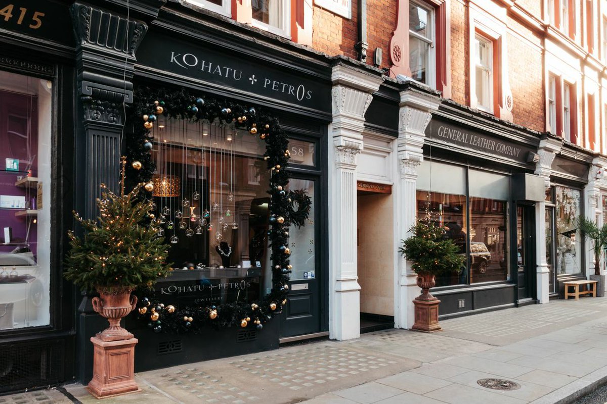 KohatuandPetros's tweet photo. @retailjeweller let the festivities begin #RJDecktheWindows14 #Christmas @ChilternStreet http://t.co/pXZrzRcj1k