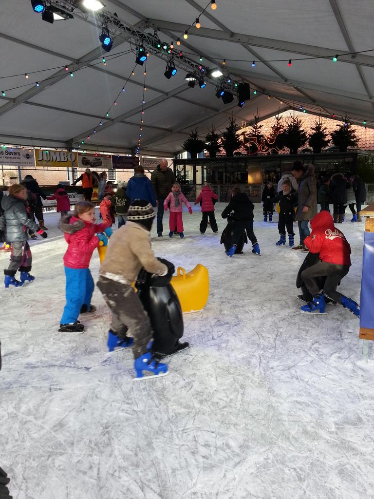 KoekZopieTent's tweet photo. Wat een pelzier hebben de kinderen van de diverse scholen @IJsbaanWoerden Schaatsen onder schooltijd lekker sporten http://t.co/4GwJk7IjC9