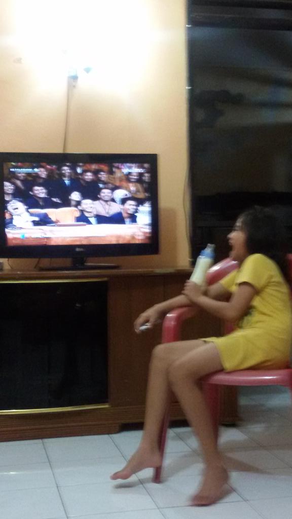 Real_RiaJacob's tweet photo. @Ini_Talkshow Sbelum tidur nadya ngedot dan ngeNET duluu.. ngakakk bareng 😄 #IniTalkshowNETTrendi #NETMILIUNER_3 http://t.co/njtIUWtI8h