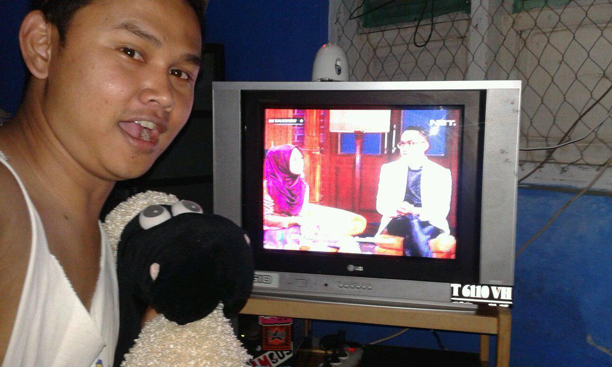 imkarson's tweet photo. @netmediatama @Ini_Talkshow #IniTalkshowNETTrendi #NETMILIUNER_3 acaranya seru sampe shaun de sheep aja nonton bareng http://t.co/Ukj3ecBcon
