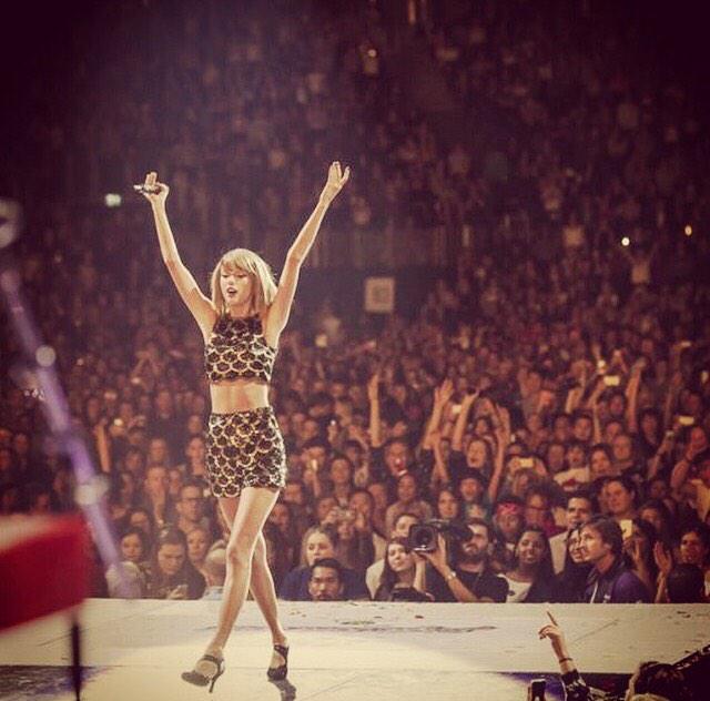 Swifties___1989's tweet image. テイラーのLIVE、楽しみな人RT✨💕✨💕

行く人RT🙋🙋🙋
行きたい人もRT🙋🙋🙋
#MTVStars Taylor Swift
#MTVStars Taylor Swift
#MTVStars Taylor Swift http://t.co/2k9FwA5cei