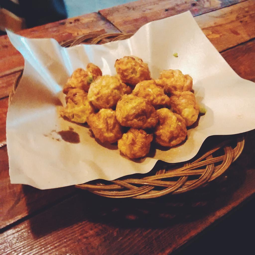 Ajak 3 temanmu untuk nangkring di angkringan mbahyoO! Dapatkan 1 loyang bola-bola gratis.