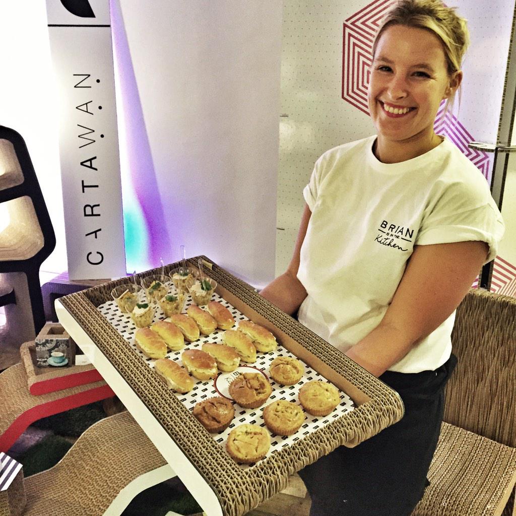 cartawan's tweet photo. Service au top ce soir à @lescabeaubymf  grâce à Pauline de @Brian_Kitchen et aux plateaux de @cartawan ;) http://t.co/eYc6MemL36