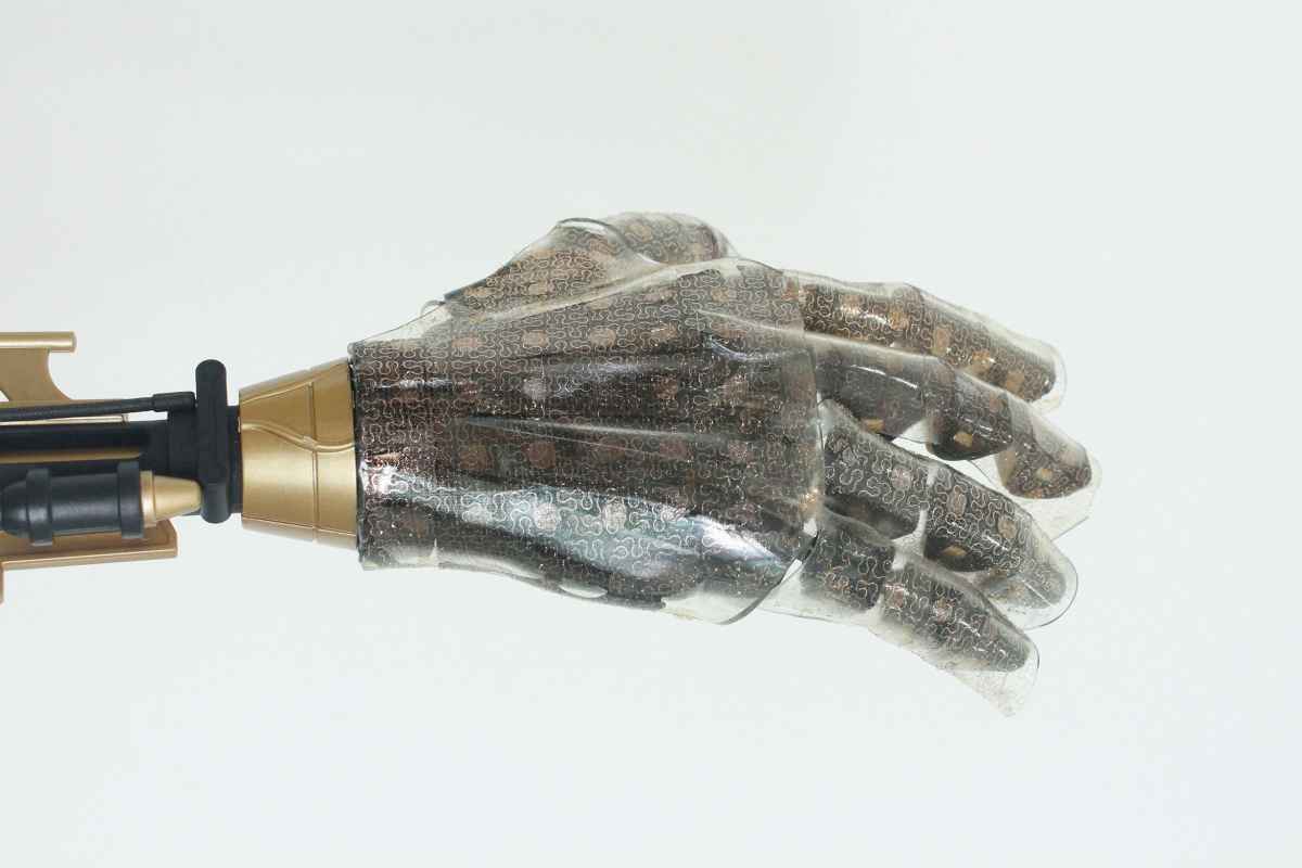 New, stretchy artificial skin allows prosthetic hands to sense heat, humidity, and pressure pops.ci/8xhCLP