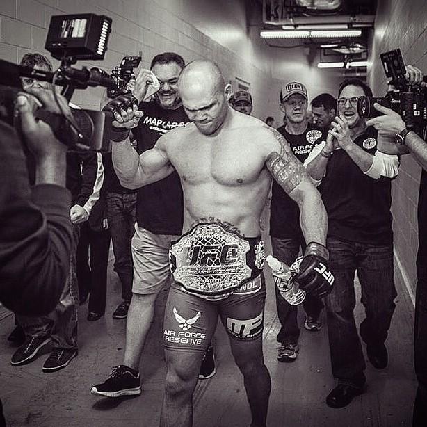DanLynch_'s tweet photo. End of the Lawlor v Hendricks fight was so good! Absolute beast 👊 http://t.co/nuAMnyCnHR