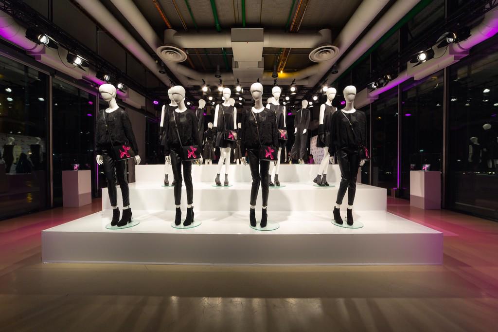 hmfrance's tweet photo. Ce soir H&M a le plaisir de présenter le sac #KoonsforHM au centre Pompidou. #FashionLovesArt http://t.co/nIj98YojhQ