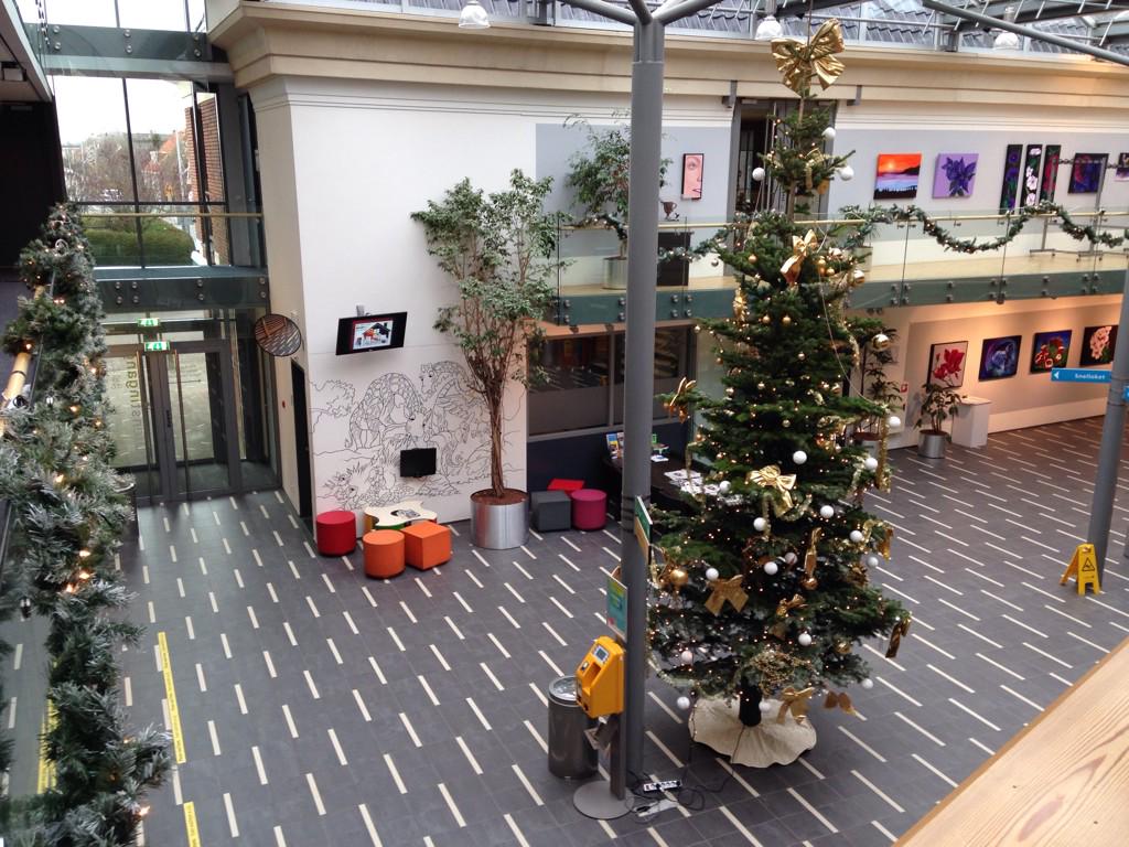 deKunstGreep's tweet photo. Het natuurlijk een grote kermis maar natuurlijk is de KunstGreep in kerst sfeer. http://t.co/2OKtUamhNf