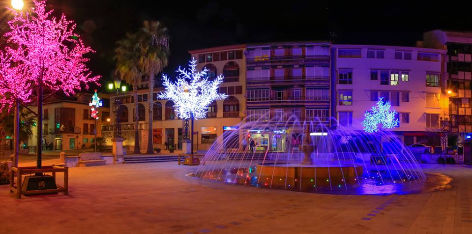 alcala_lareal's tweet photo. Ya es navidad en Alcalá la Real tras encenderse el alumbrado navideño esta semana. http://t.co/K42zg4iuu8