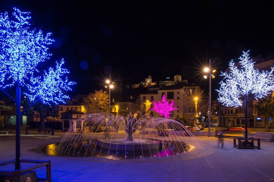 alcala_lareal's tweet photo. Ya es navidad en Alcalá la Real tras encenderse el alumbrado navideño esta semana. http://t.co/K42zg4iuu8