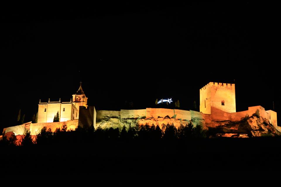 alcala_lareal's tweet photo. Ya es navidad en Alcalá la Real tras encenderse el alumbrado navideño esta semana. http://t.co/K42zg4iuu8