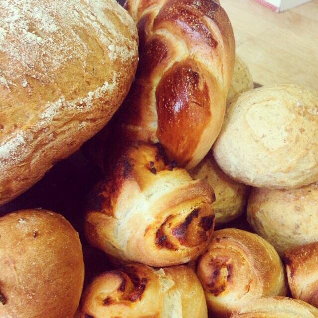 cookingclassnow's tweet image. Magical Feel good factor from freshly baked bread smells wafting throughout the cookery school today #breadworkshop