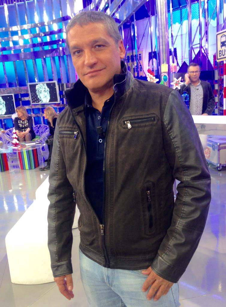 gusgonzalves's tweet photo. Hoy en @salvameoficial con cazadora de @SEAPORT_TEMPO http://t.co/zGmSO2JClI