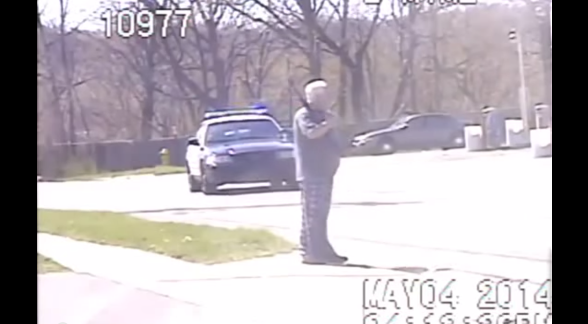 dailykos's tweet photo. 911 caller: "There's a caucasian man with a gun." Naturally, police sit down with him and talk http://t.co/mzeY1dhXtd http://t.co/EEEedTHj56