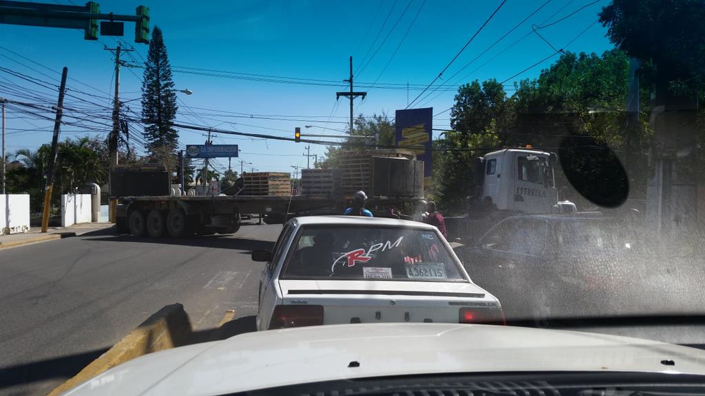 sololedrd's tweet photo. Acero Estrella miren como sus chóferes se meten en rojo patana con doble cola por no esperar.....abusadores falta de. http://t.co/zuRZH3SAlF
